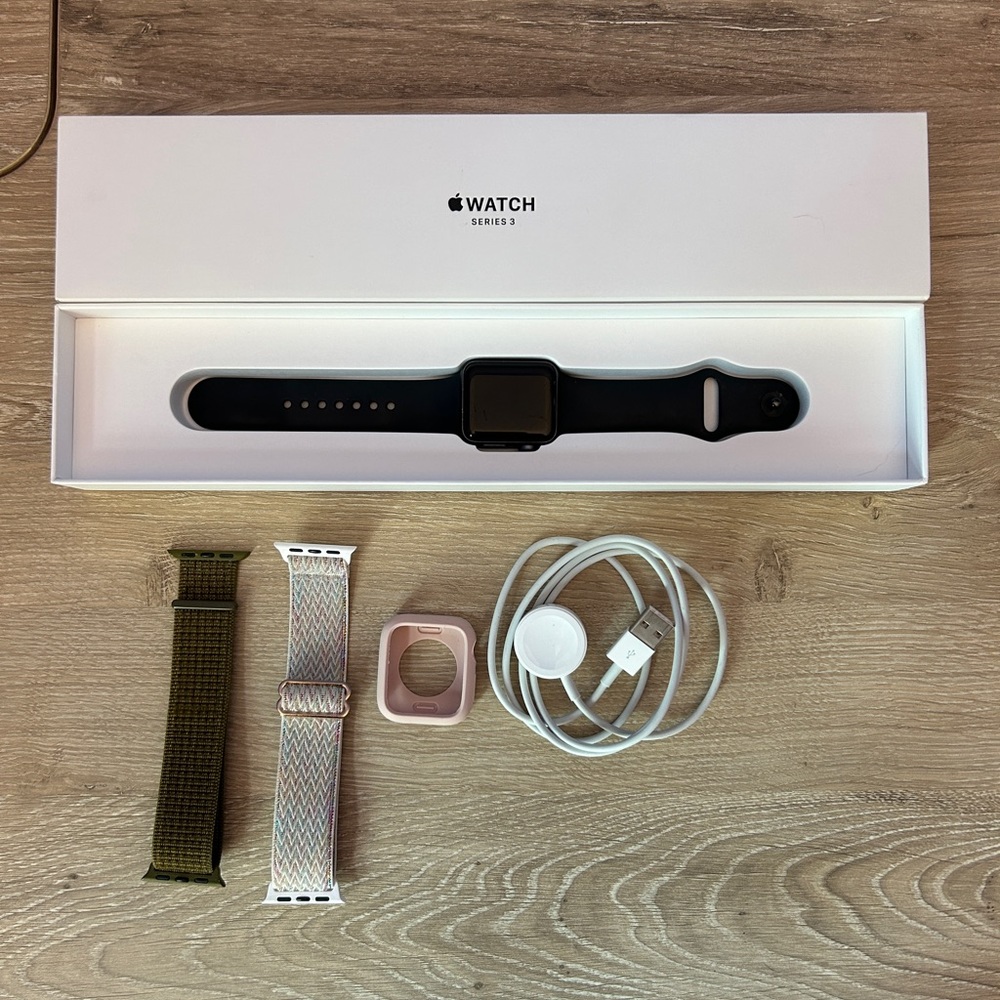 Apple Watch Series 3  38mm Bundle